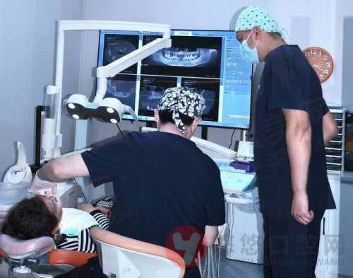 南京伟登口腔医生诊疗中