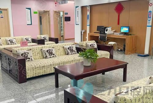 南京扬子晚报口腔大厅看牙休息区